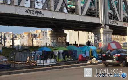 «Сталинградская битва» в Париже: полиция сносит палаточный лагерь мигрантов у станции метро «Сталинград»