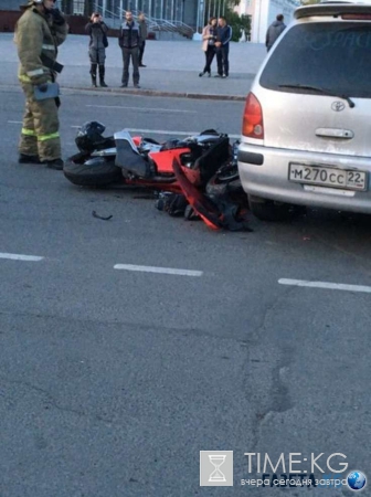 В Барнауле на площади байкер погиб под колесами иномарки