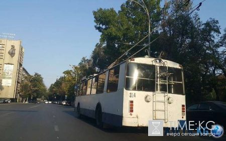 В Барнауле троллейбусы создали пробку на дороге из-за ДТП с автобусом