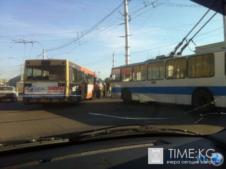 В Барнауле троллейбусы создали пробку на дороге из-за ДТП с автобусом