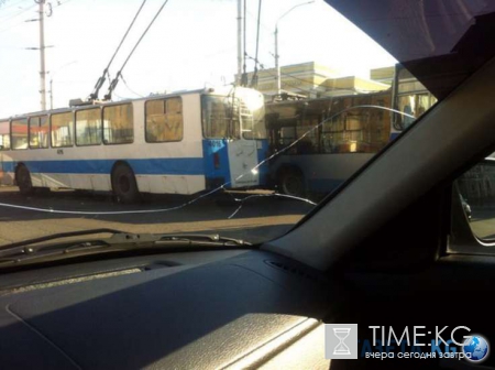 В Барнауле троллейбусы создали пробку на дороге из-за ДТП с автобусом