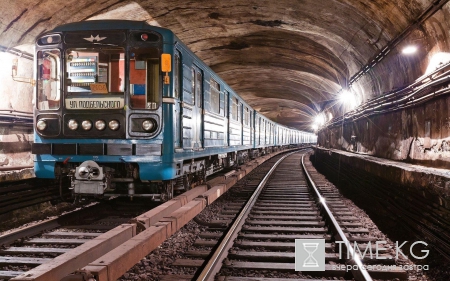 В харьковском метро мать с двумя детьми бросилась под вагон поезда. Видео