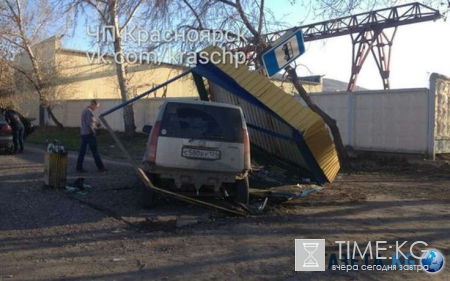 В Красноярске автоледи протаранила остановку, два человека в больнице