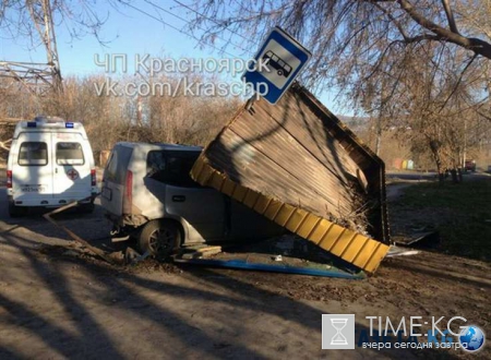 В Красноярске автоледи протаранила остановку, два человека в больнице