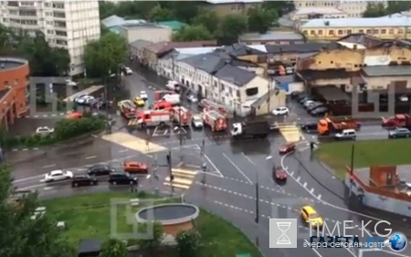 В Москве мужчина выпрыгнул с горящего административного здания и погиб