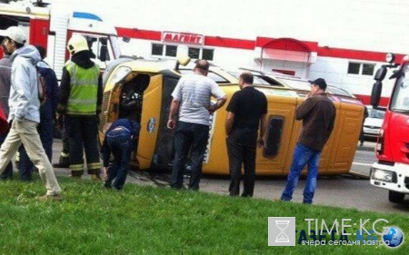 В Москве после столкновения с легковушкой перевернулась переполненная пассажирами маршрутка