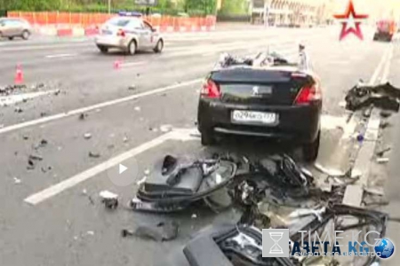 В Москве произошло ДТП: автомобилю снесло крышу, а его водитель в тяжелом состоянии