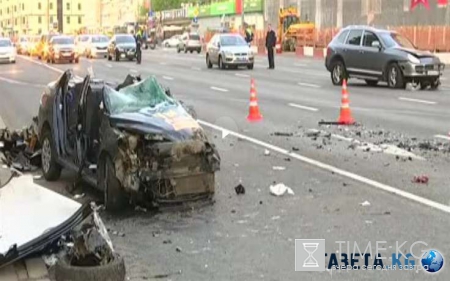 В Москве произошло ДТП: автомобилю снесло крышу, а его водитель в тяжелом состоянии