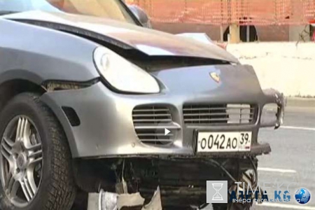 В Москве произошло ДТП: автомобилю снесло крышу, а его водитель в тяжелом состоянии
