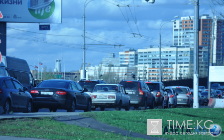 В Москве с рекламного щита сняли детей, запутавшихся в конструкции