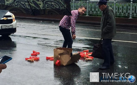 В Москве водитель потерял фаллоимитаторы, чем спровоцировал пробку