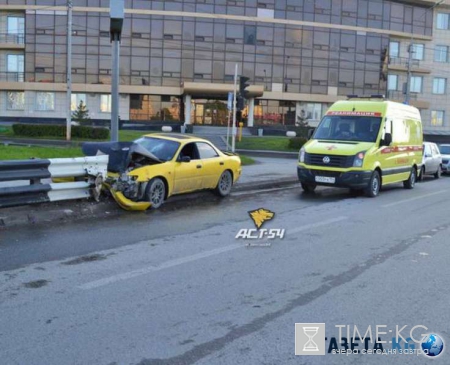 В Новосибирске пьяные подростки влетели в отбойник на угнанной иномарке