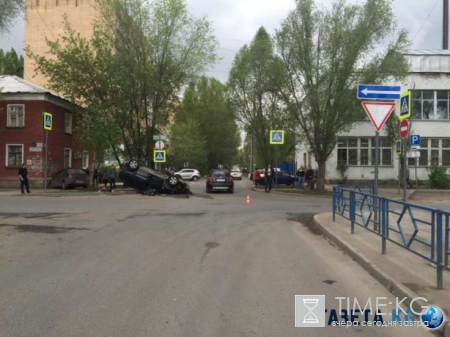 В Самаре в результате ДТП перевернулся Kia Sportage: два человека пострадали
