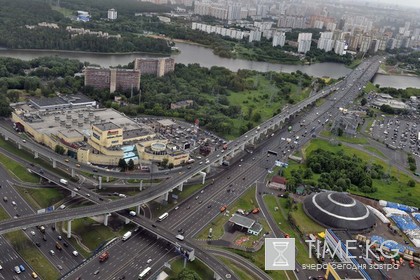 Троих подростков сняли с рекламного щита в Москве