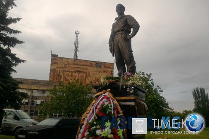 В Алчевске установили памятник комбригу «Призрака» Алексею Мозговому