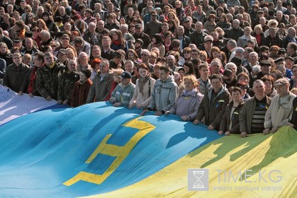 В Бахчисарае развернули огромный крымско-татарский флаг