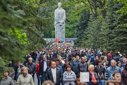 В Харькове у Мемориала Славы подрались люди с украинскими и советскими флагами