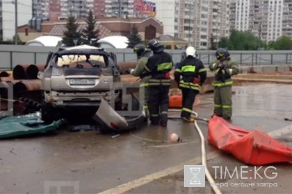 В Москве Lexus въехал на стройплощадку метро и загорелся