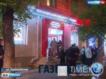 В СМИ попало фото грабителя, захватившего заложников в московском банке