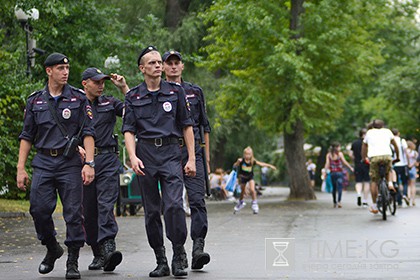 Вооруженные арматурой и пистолетом мужчины напали на компанию в Парке Горького