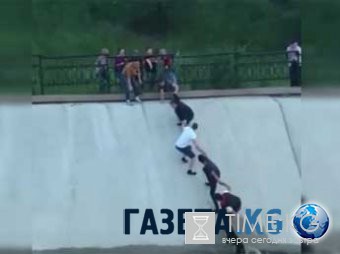 Мировые СМИ облетело видео шокирующего спасения собаки в Алма-Ате (ВИДЕО)