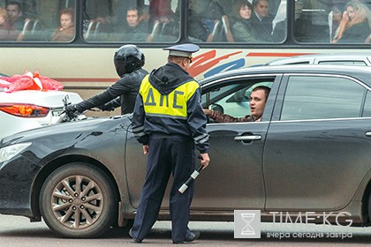 Московские гаишники научились распознавать агрессивных водителей по атрибутике