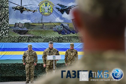 Порошенко призвал военную авиацию Украины сдержать «амбиции России»