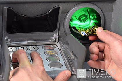 Работницу метро задержали за кражу забытых в банкомате 100 тысяч рублей