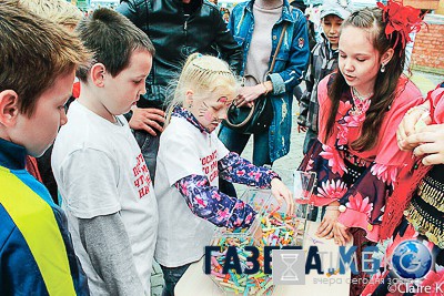 Школьники из Казани спасают свою учительницу от рака