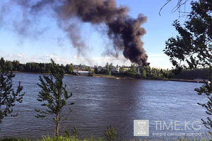 СМИ сообщили о горящем военном корабле на петербургской верфи