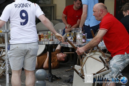 Более 30 английских фанатов, выкрикивающие антироссийские лозунги, задержаны полицией