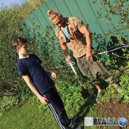 Дачный сезон: на что готовы звезды ради своих огородов