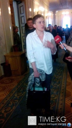 Депутаты в шоке: Надежда Савченко пришла в Раду на каблуках, с шарфиком и женской сумкой