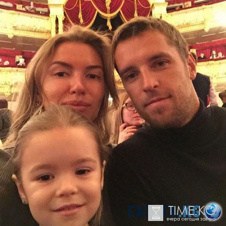 Дух победы: как любимые жены футболистов болеют за наших