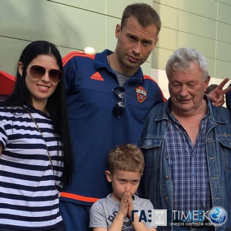 Дух победы: как любимые жены футболистов болеют за наших