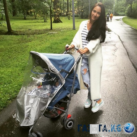 Дух победы: как любимые жены футболистов болеют за наших