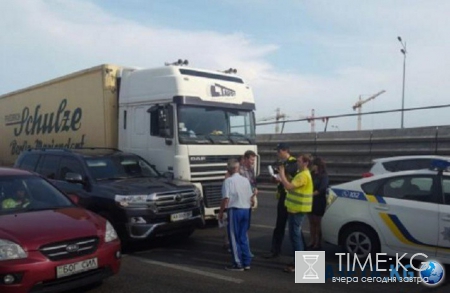 Экс-мэр Киева попал под грузовик (фото)