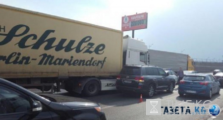 Экс-мэр Киева попал под грузовик (фото) Экс-мэр Киева попал под грузовик (фото)