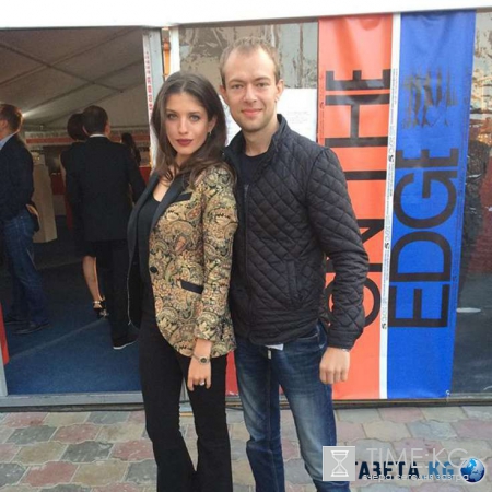 Кому главную роль: Анна Чиповская, забыв о своем парне, страстно целуется с продюсером на «Кинотавре»