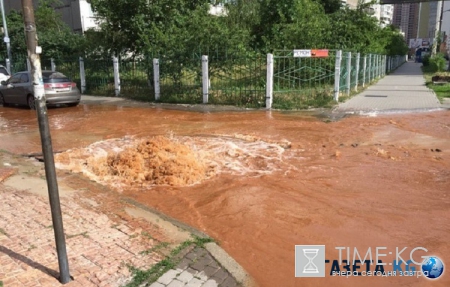 На киевской улице образовалось «ржавое» озеро (фото)