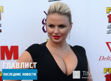 «Не просто любовь»: Анна Семенович и ее любовник слились в страстном поцелуе (ФОТО)
