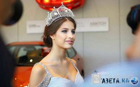 От поклонников Мисс России не ускользнуло глубокое декольте с первой ее официальной фотосессии