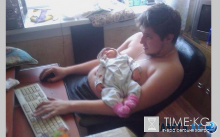 Папа-геймер умудряется играть даже с младенцем на руках: фото шокируют