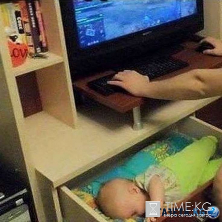 Папа-геймер умудряется играть даже с младенцем на руках: фото шокируют