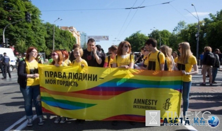 Полиция и Нацгвардия спасли лица участников ЛГБТ-шествия (фото, видео)