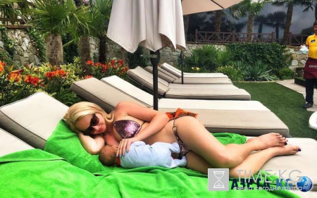 «Секси-мамочка»: на Дарью Пынзарь в купальнике «пялится» персонал отеля