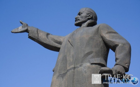 В центре Москвы «ветер» свалил памятник Ленину (видео)