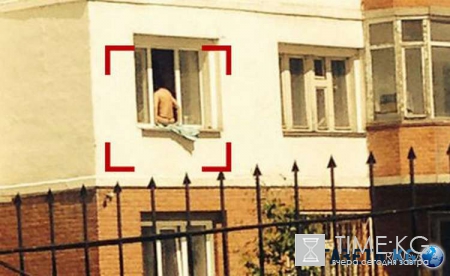 Жители Новосибирска возмущены наглостью молодой девушки, загорающей голой на подоконнике