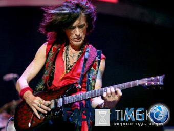 Гитарист Aerosmith упал без сознания прямо во время концерта в Нью-Йорке (ВИДЕО)