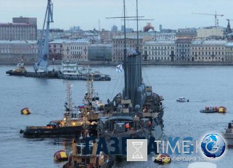 Крейсер «Аврора» прибыл к месту вечной стоянки в Петербурге